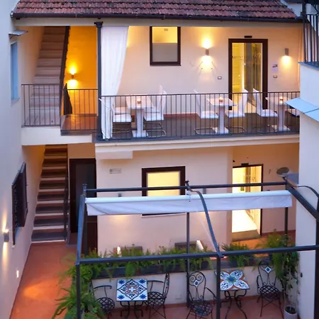 Affittacamere Palazzo Montefusco 4*